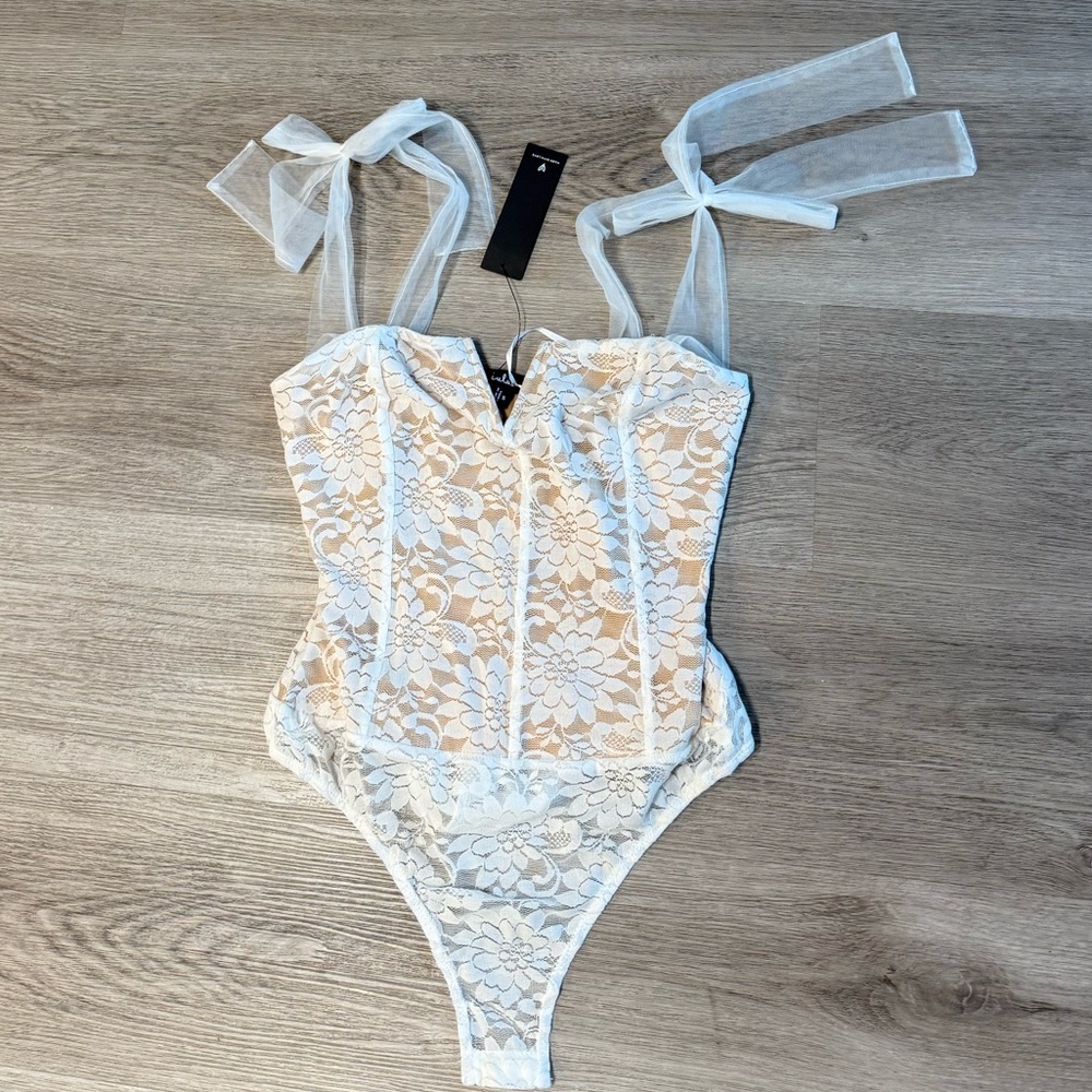 NWT Lulus White Lace Bodysuit, Size Small